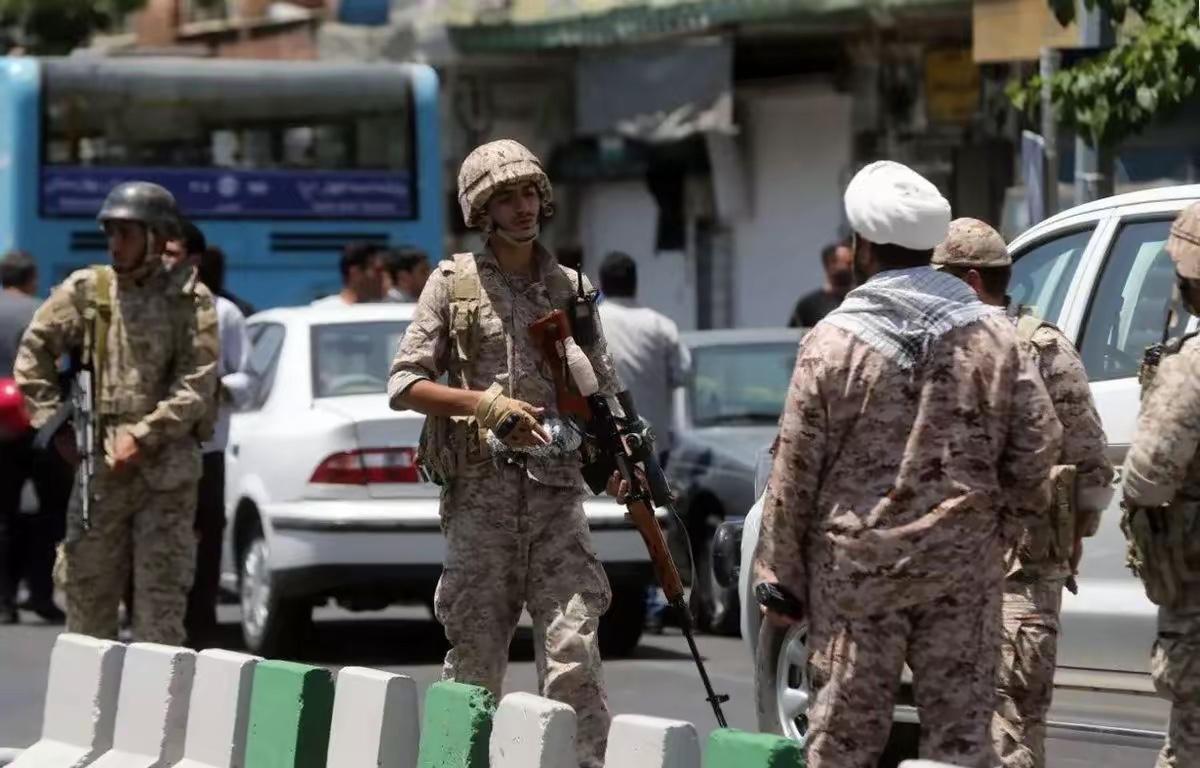 伊朗挫败重大颠覆阴谋！2月24日，百余名全副武装的反政府武装人员，趁着夜色渗透到