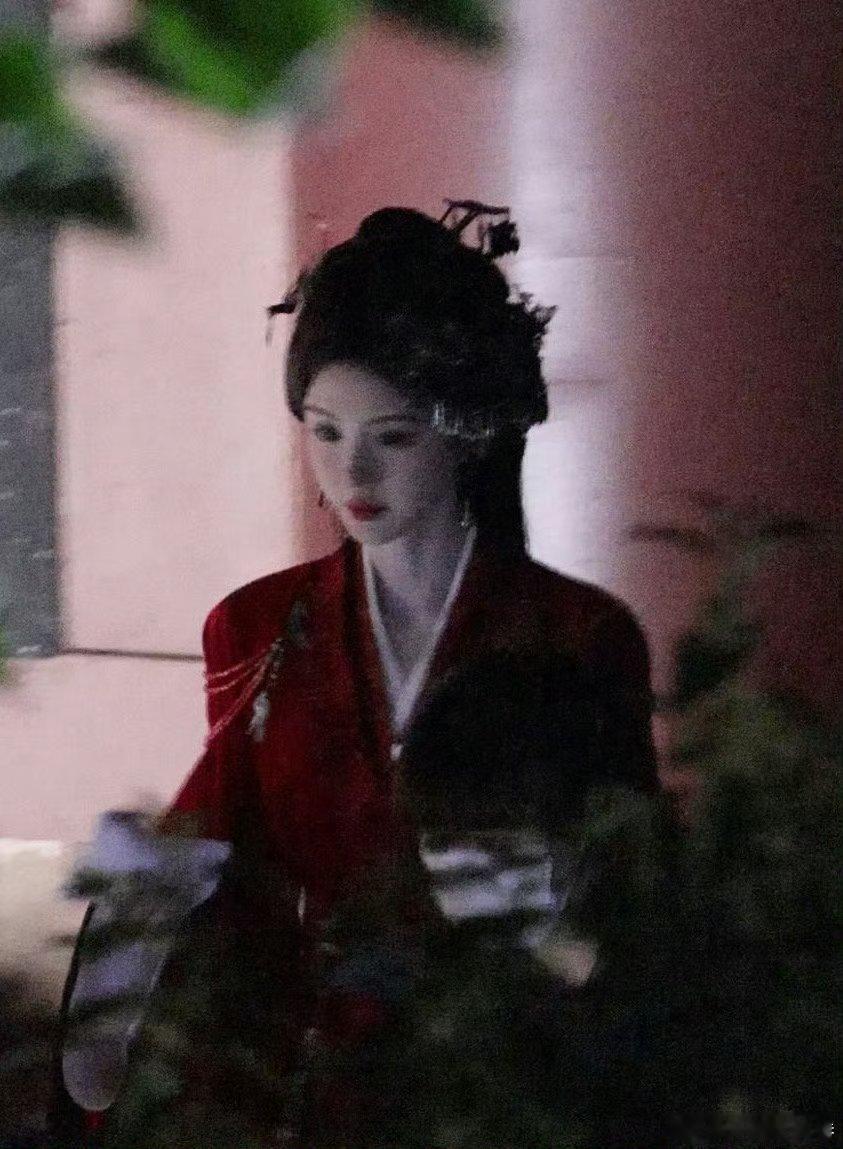 鞠婧祎万花世界红衣路透，头饰也好美啊