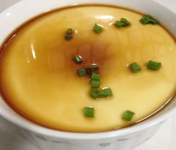 哥哥今天得吃流食，我拿了个小勺子，打算用它喂哥哥鸡蛋羹。侄女说，这样喂太慢啦。只
