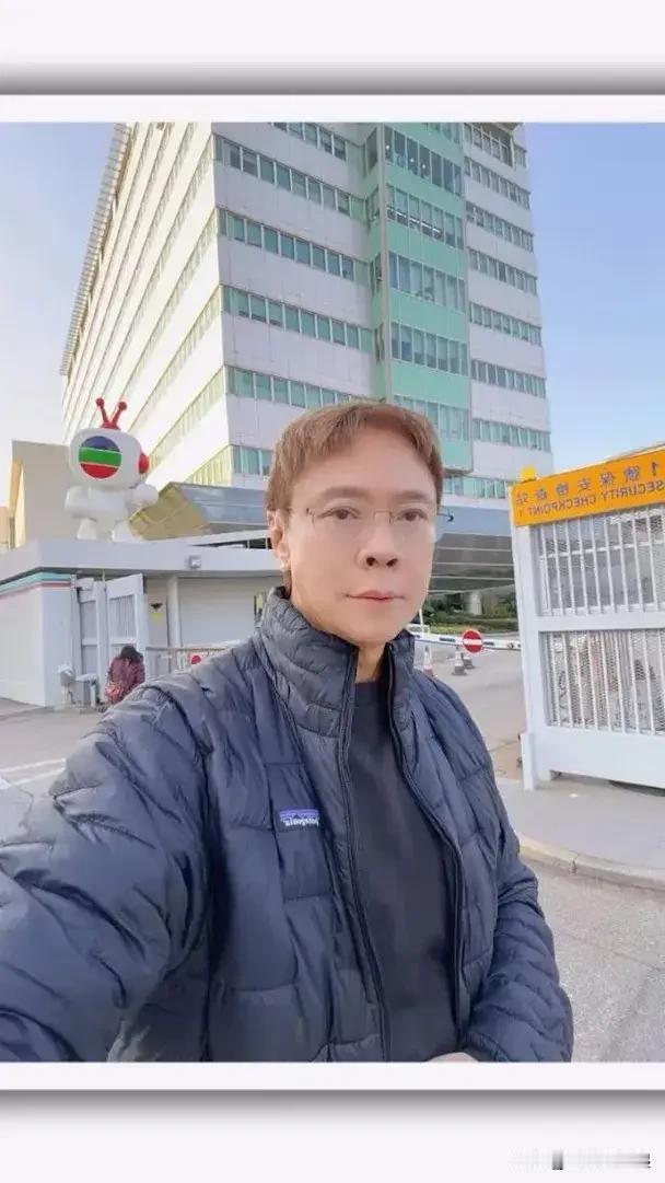 前无线高层陈志云突然现身 TVB 电视城，惹出了回巢传闻。大家的好奇心瞬间被勾起