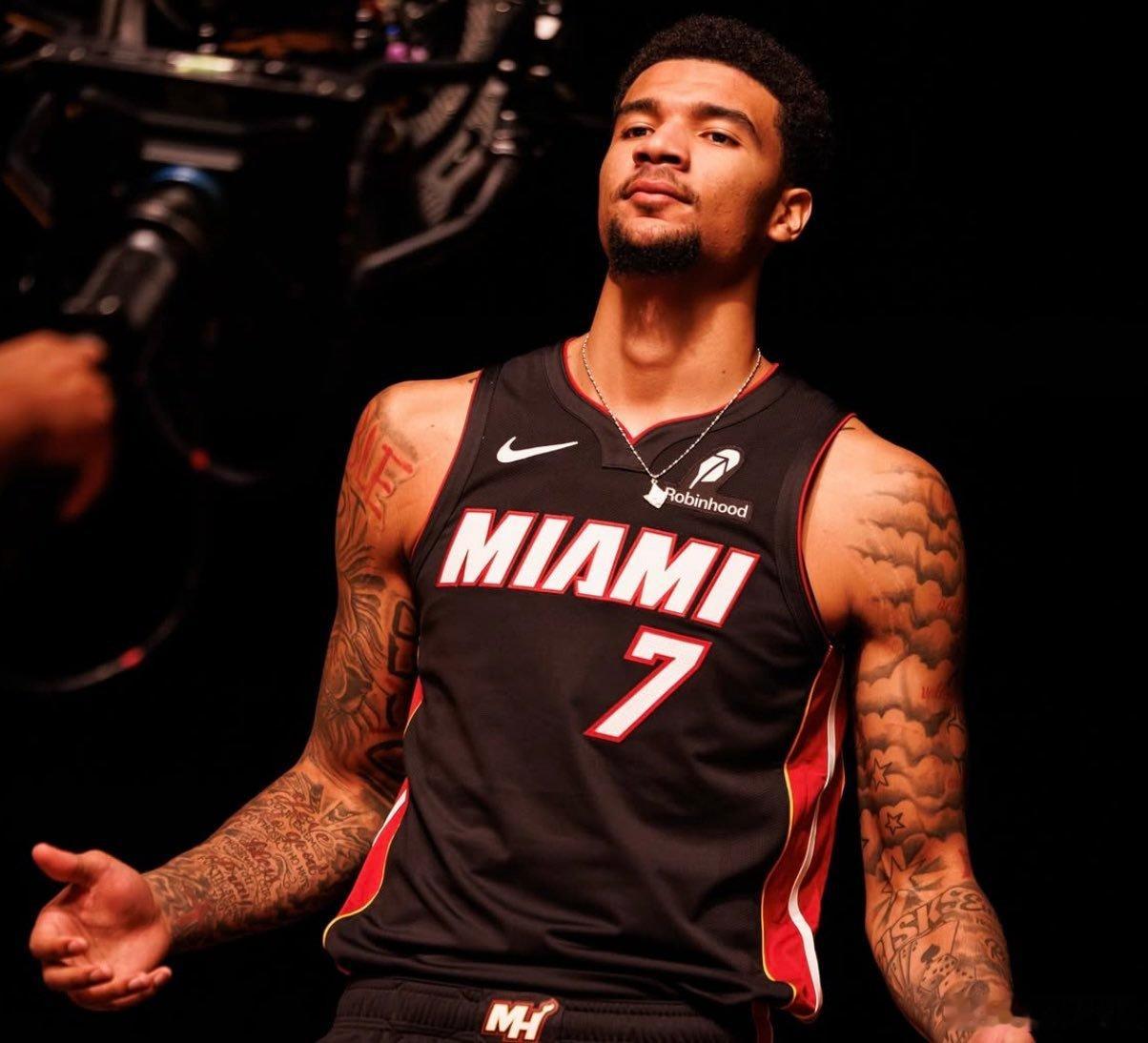 韦尔重回首发阵容后，最近三场比赛的表现：28 分20 篮板5 个三分球投篮命中率