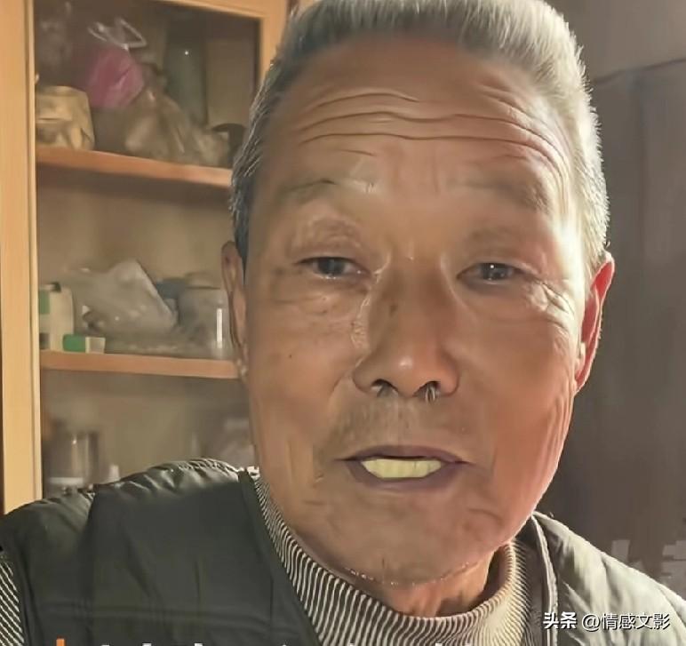 这位老大爷绝对是有情有义的好男人。

老大爷今年82岁了，照顾瘫痪的老伴47年了