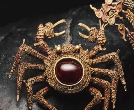 2010年，浙江梁女士用100万的房子换了一只螃蟹，此后房价涨到800万，梁女士