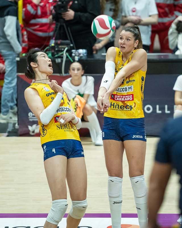 这球朱婷可以放心让。该说不说，齐妃的小球和串联技术是副攻中的天花板！朱婷