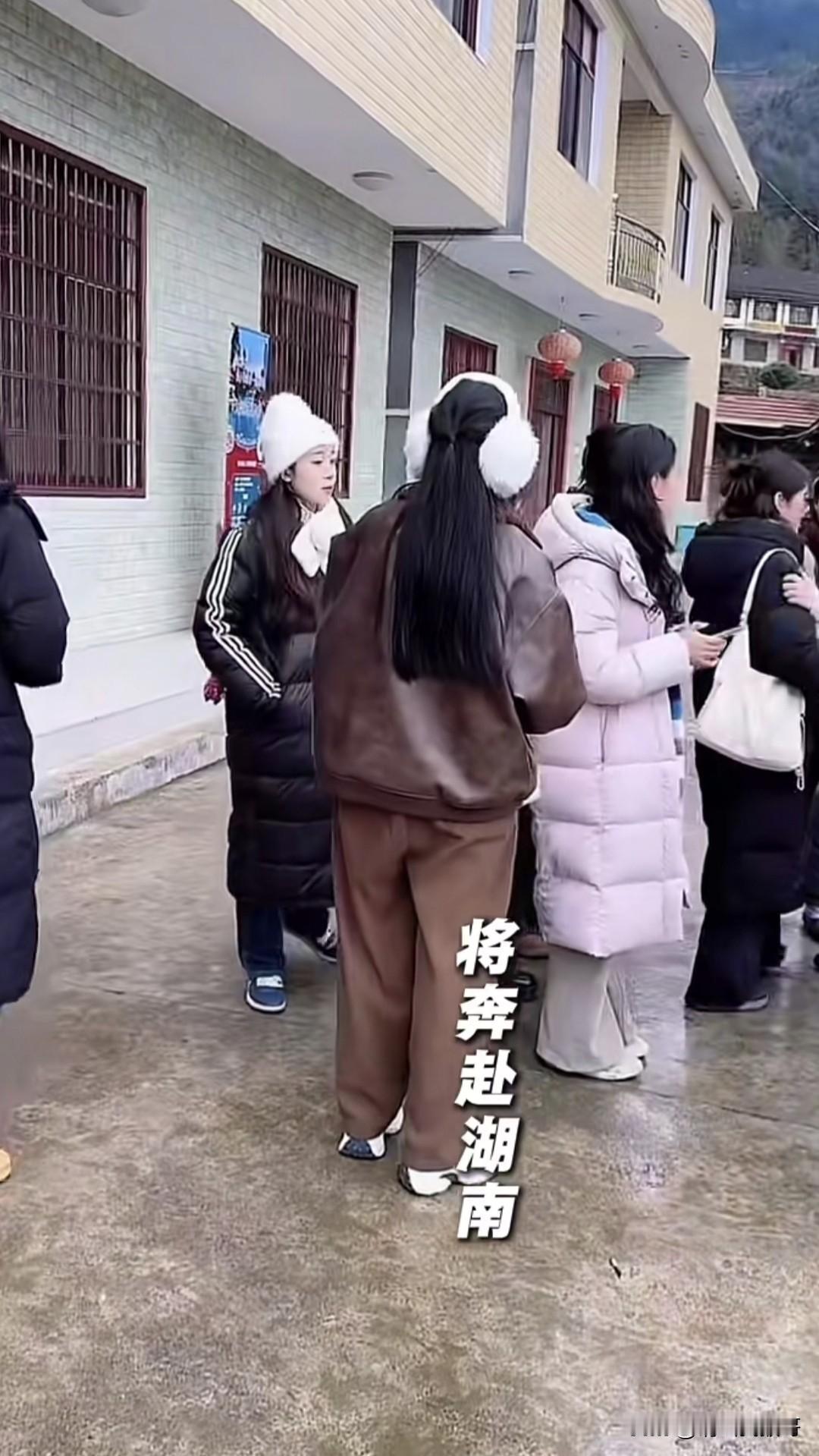 大学生最美推荐官搞了个荒野求生环节，本意是想一群女大学生宣传一下乡土文化和家乡特