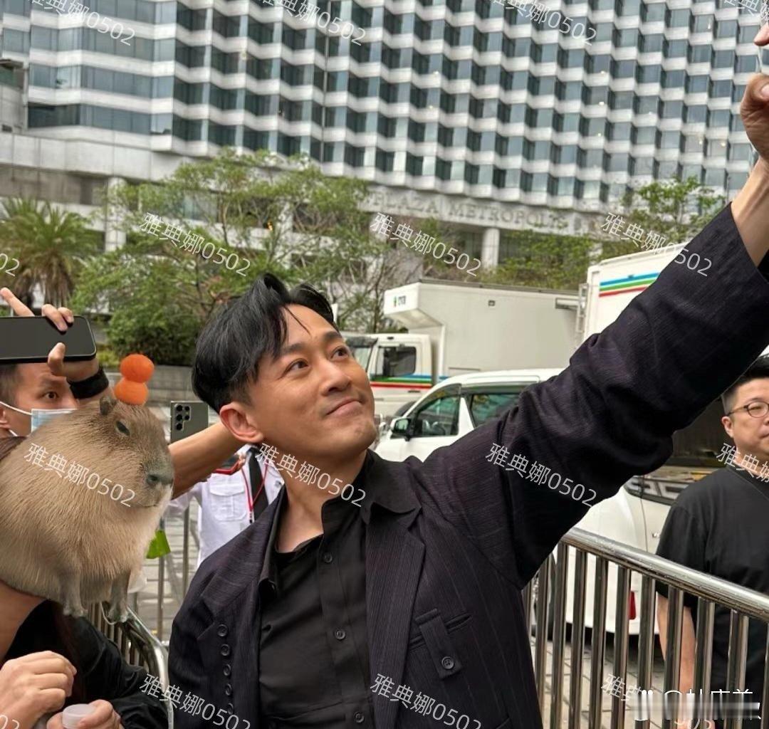 林峯太帅了！不仅浓眉大眼，五官立体，棱角分明，气质也超好，显得特别绅士。尽管今年