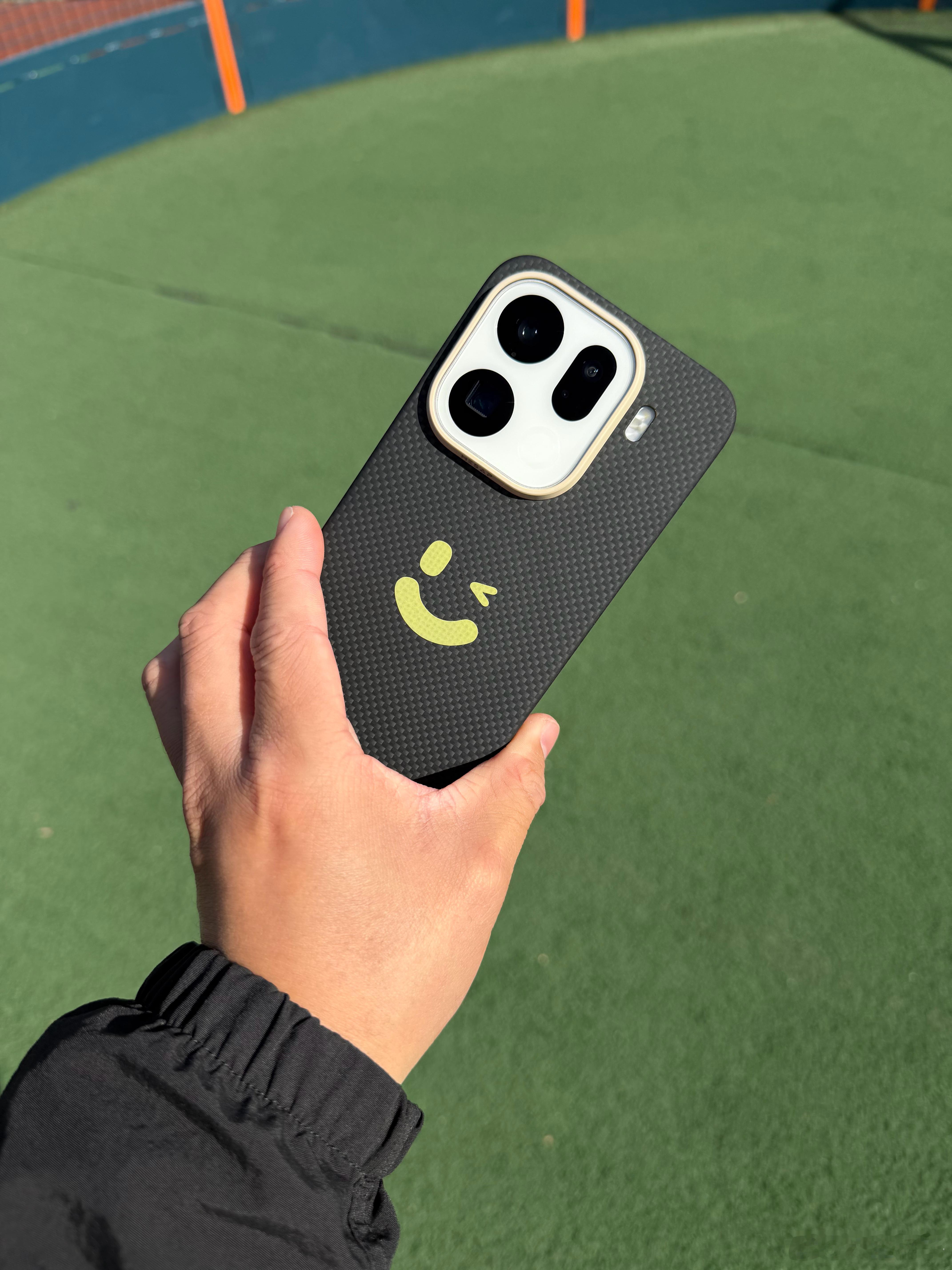 初用OPPO X9 Pro的时候最烦的是找不到一款好的手机壳买了N款之后，还是家