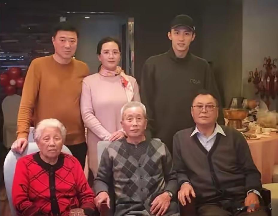 近日，黄景瑜带着父母回到家乡丹东大孤山出游的画面流传出来，一家人同框氛围感十足。