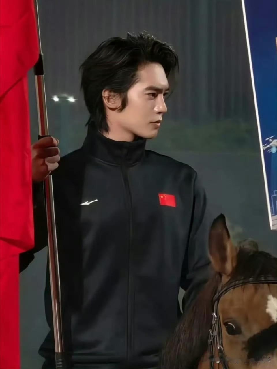 要不是看到现场照片，
我根本想不到，
29岁的于适，演员当得好好的，

居然以执