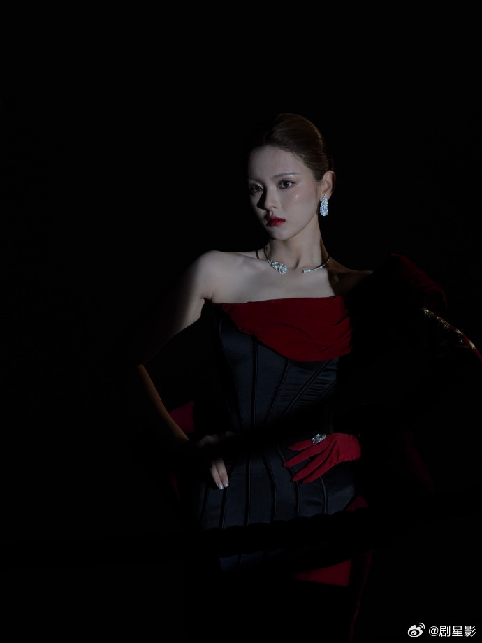 杨超越红裙大光明造型 杨超越红裙大光明造型真的好惊艳呀，大大方方把头发梳起来的样