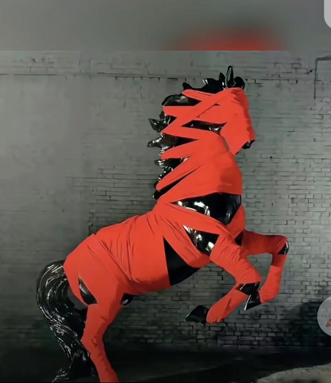 2026年春节伊始，由艺术家、策展人刘鸿创作的《缚火为驹·赤索黑骊》（被红布条缠