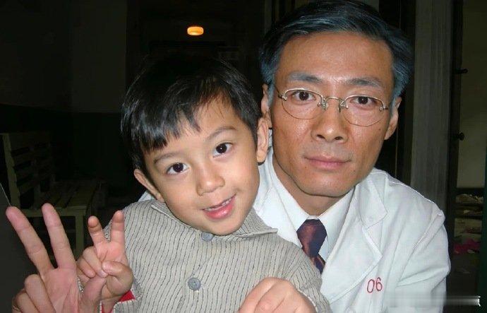 半个娱乐圈的人都抱过林沐然李兰迪、陈哲远、刘德华… 全是抱过他的人，羡慕哭了 抱