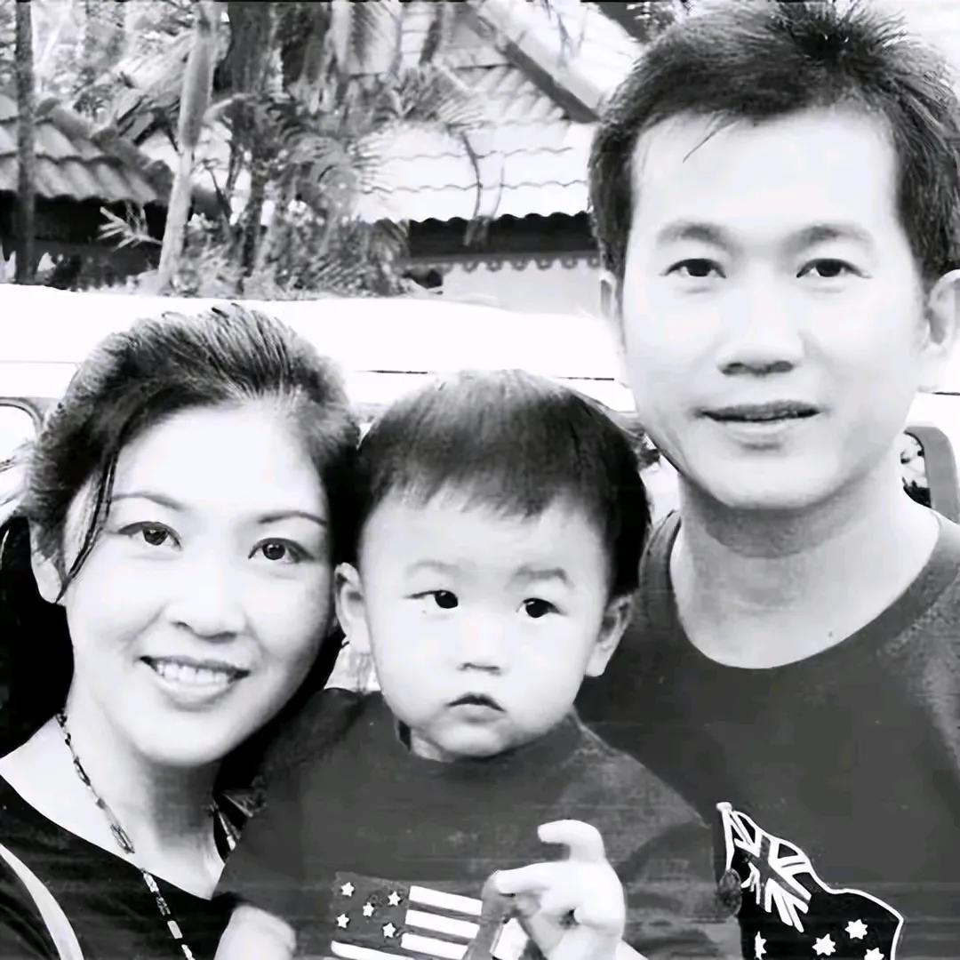 英拉儿子还小时，英拉长成这样，是位美丽的母亲。英拉的丈夫一看就是一副好男人的样子