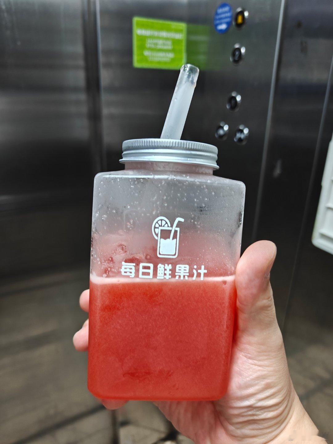 喝杯西瓜汁，泄泄火实习生说，想喝老湿：要不喝我吧