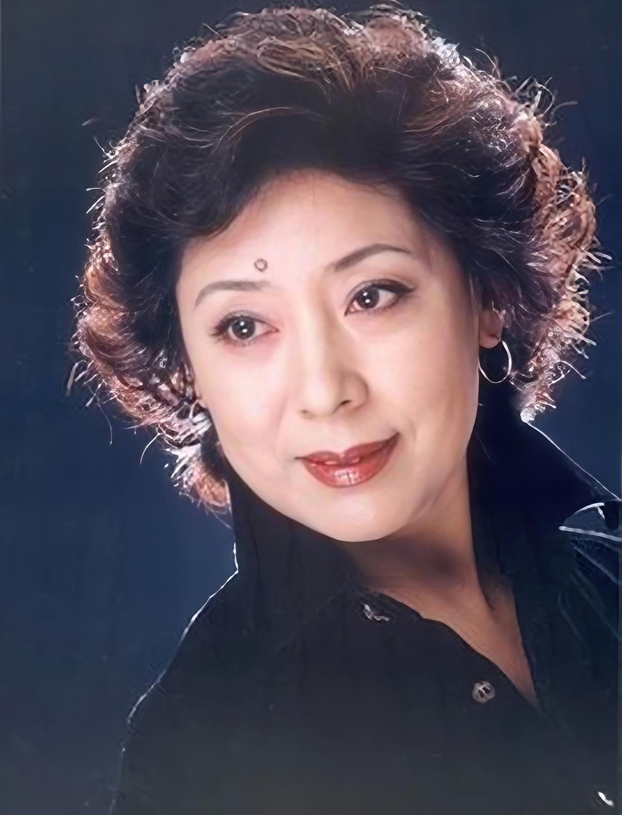 关牧村，女，锡伯族，籍贯辽宁沈阳，1953年11月6日出生于河南省新乡市，198
