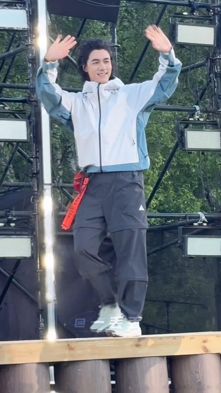 谁能拒绝这种“自然系”男人啊！此沙在野地里跑，背影扎实得像山峰，跑起来又轻得像阵