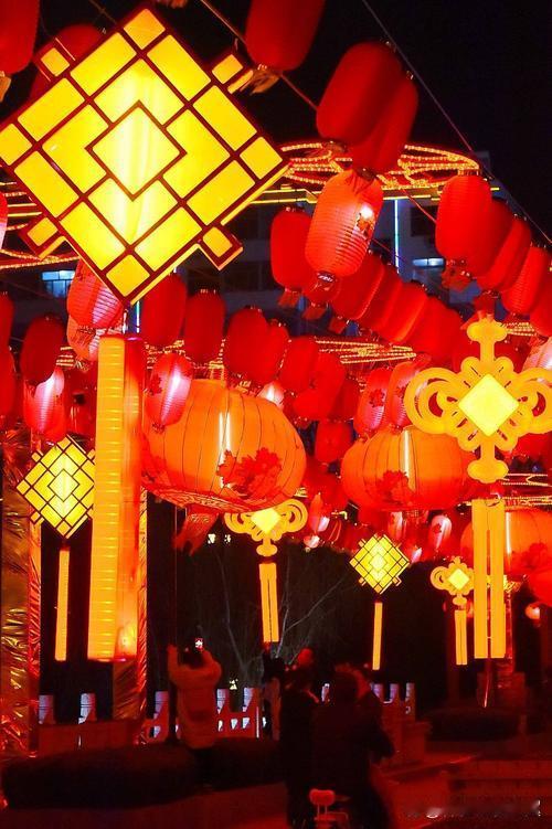 我的创意下联可以是：
1、张灯结彩送旧岁[碰拳]欢天喜地贺新年‌。
2、张灯结彩