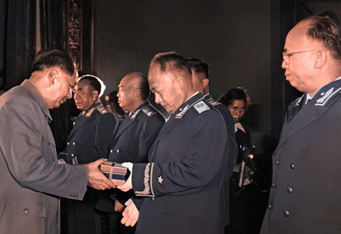 1948年叶子龙喊徐向前为“徐总”，毛主席亲自解释军中仅三人可以被称为“总”吗？