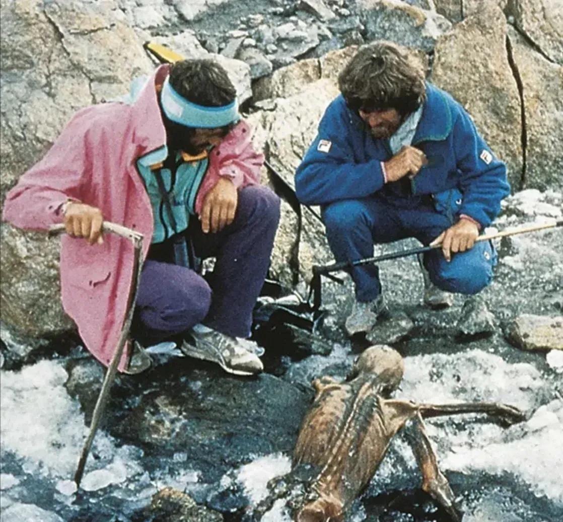 1991年，一对德国夫妇在意大利攀爬阿尔卑斯山时，突然在一个山谷中发现了一具尸体