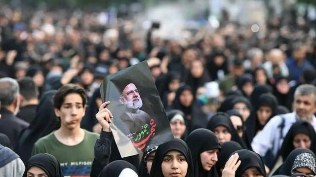 外界甚至开始出现极端说法，称伊朗领导层更替之后，整个国家的社会情绪迅速进入高度激