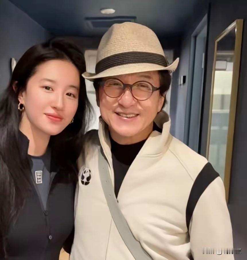 光注意看刘亦菲
没注意旁边的成龙悄悄回春了
他和李连杰到底是怎么回事
明明之前老