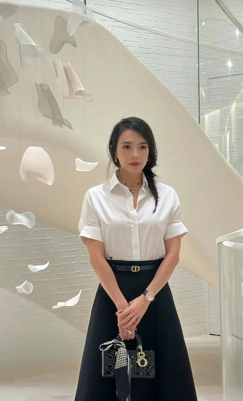 气质还是那么好，看上去有点疲惫的感觉。

离婚后努力搞事业的女人最美丽。

#章