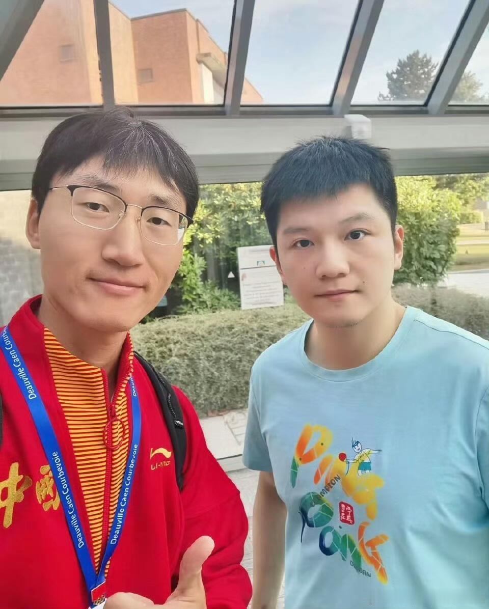 樊振东这张合影好像也是新的 