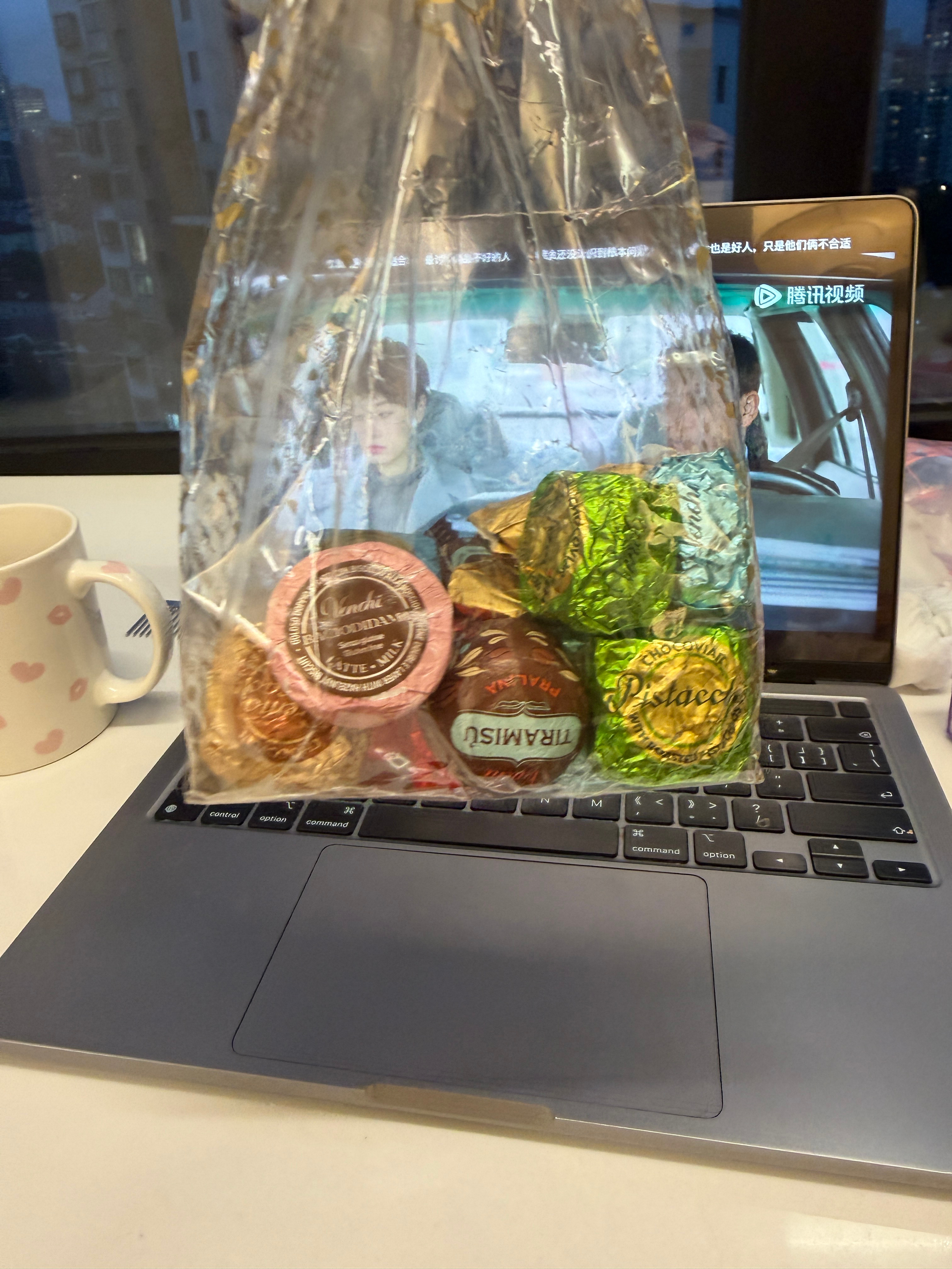 venchi的巧克力咋这么好吃 没看口味各种拿了一点买了一袋带回来 每次吃跟开盲