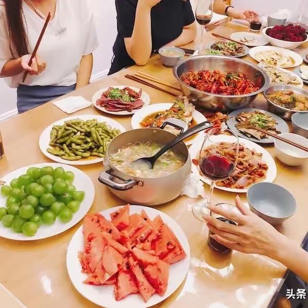 过年聚餐只知道喝酒吹牛？江苏邳州这几个发小直接干了一件惊动全村的大事：饭桌上一拍