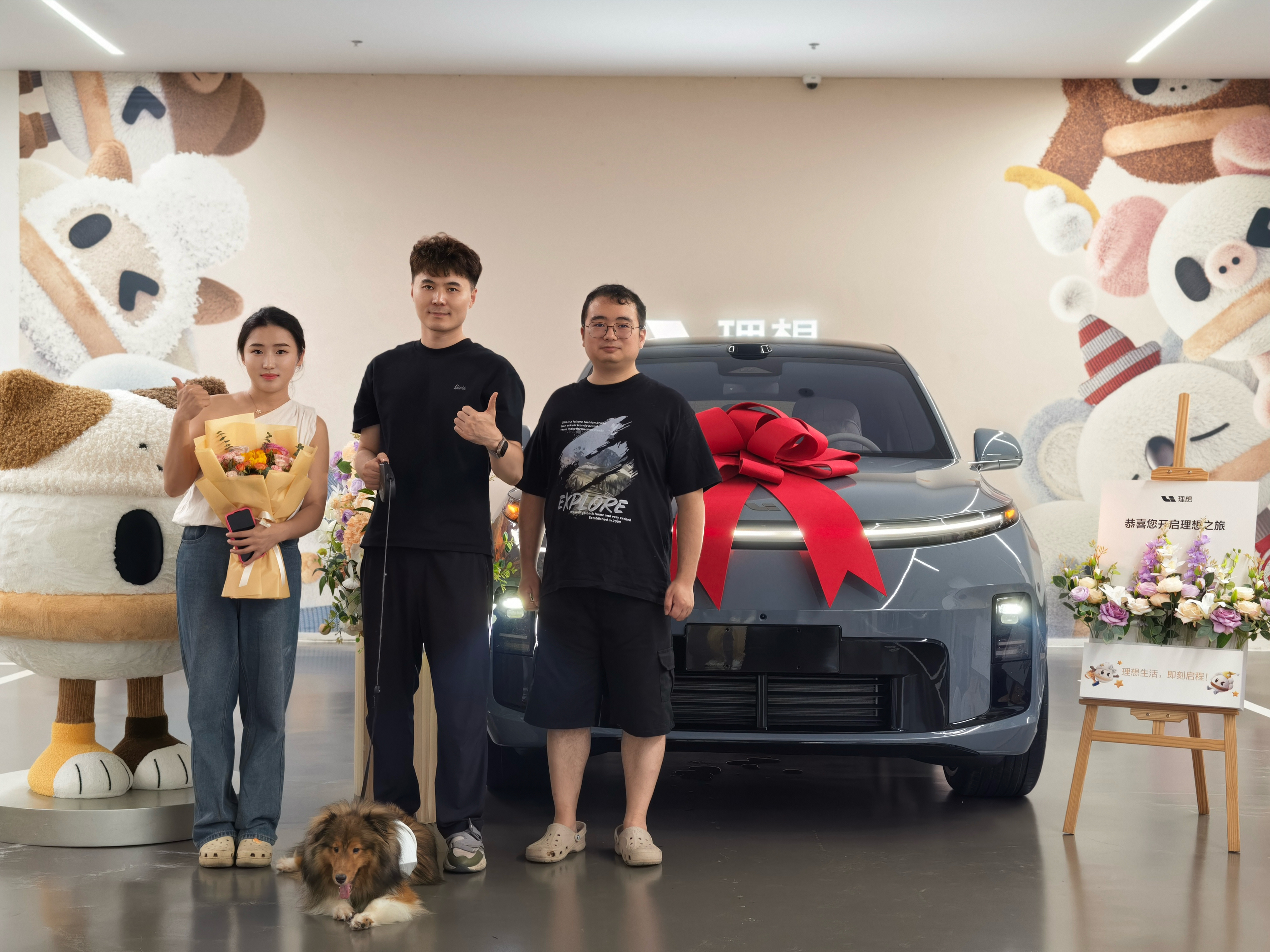 今天陪粉丝朋友去提了新款L8 Ultra我问他们为什么选择新款L8他们说太喜欢出