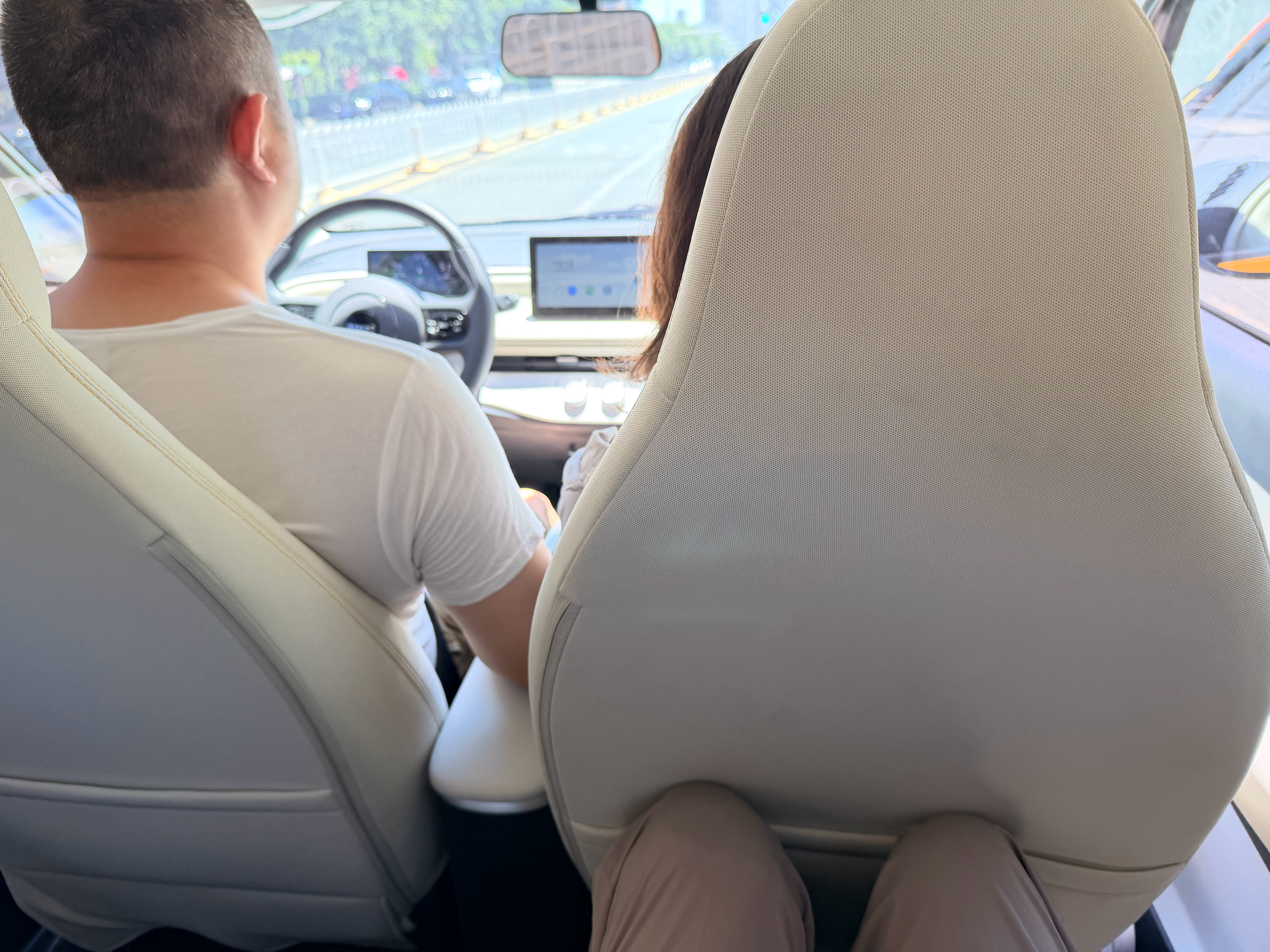 成年人坐A100C后排，有种小学三年级坐神龙富康的感觉 