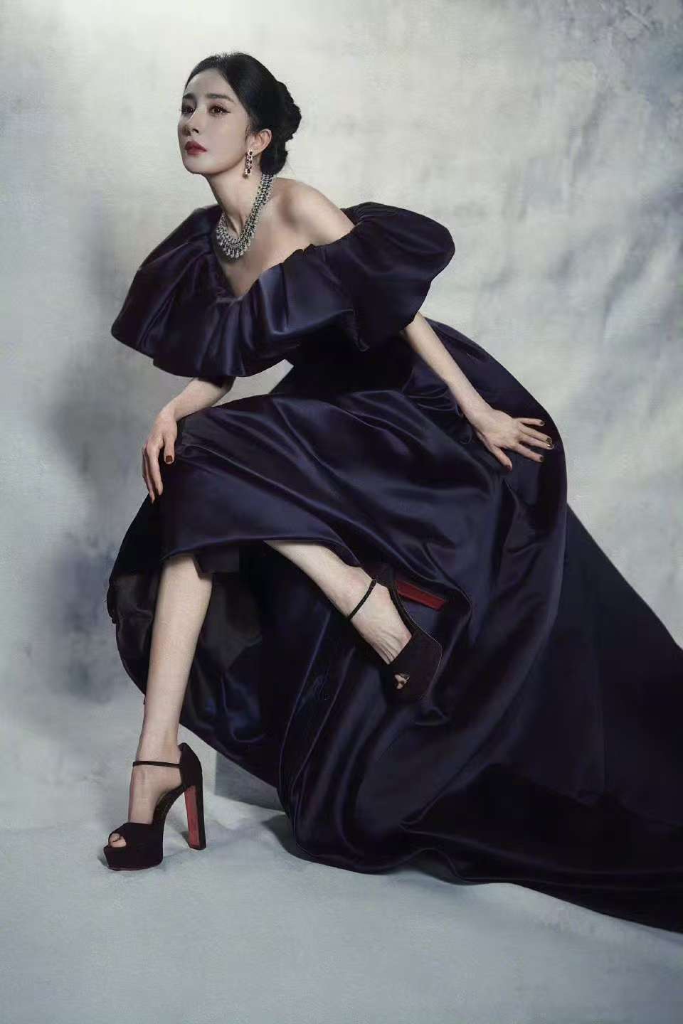 杨幂紫色缎面长裙杨幂红底鱼嘴高跟鞋 哇杨幂这套绝对是气势上的绝杀！杨幂