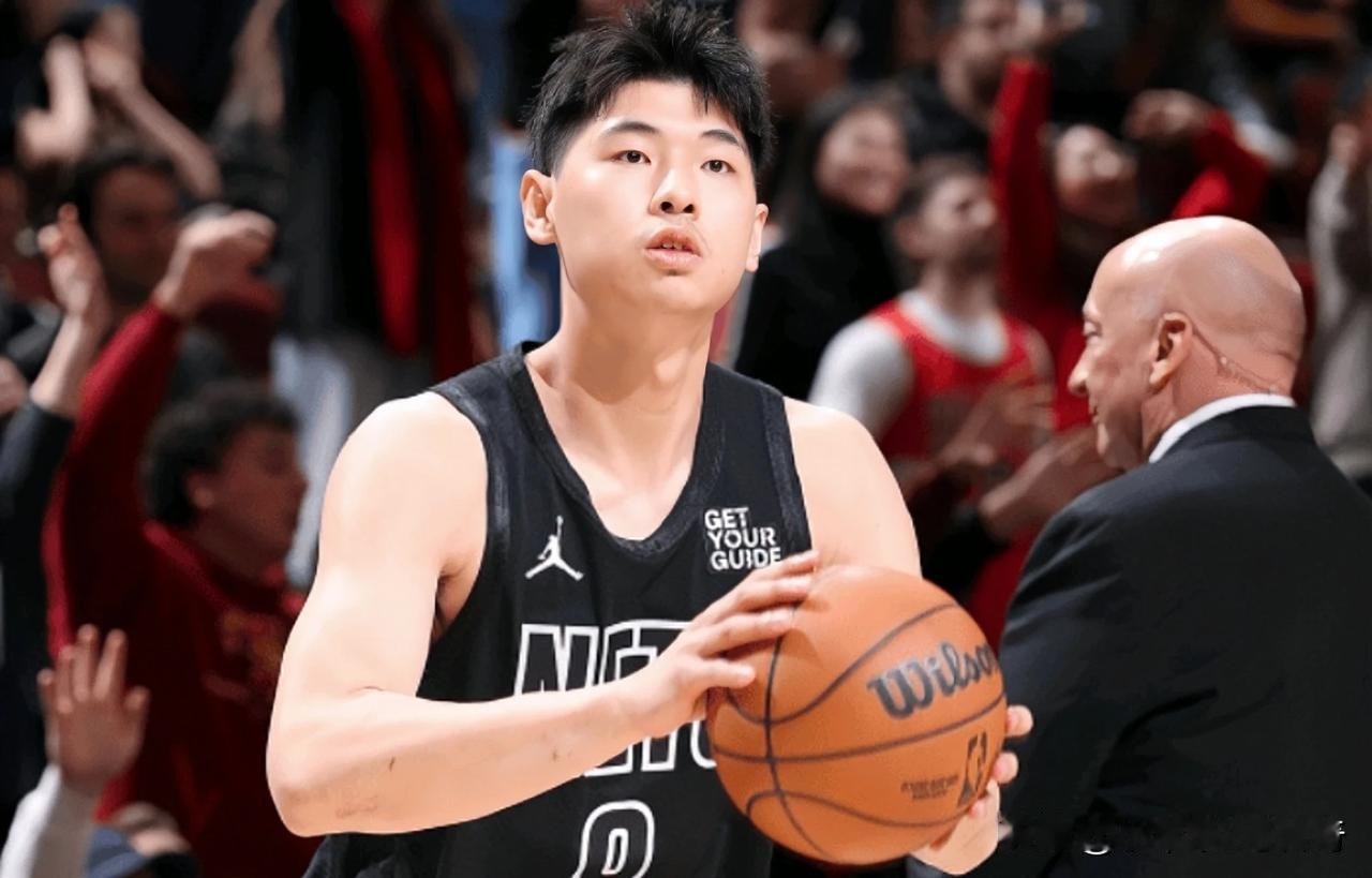 中国男篮球员崔永熙遭遇左膝前交叉韧带损伤！据媒体人球圈赵探长透露，中国男篮球员崔