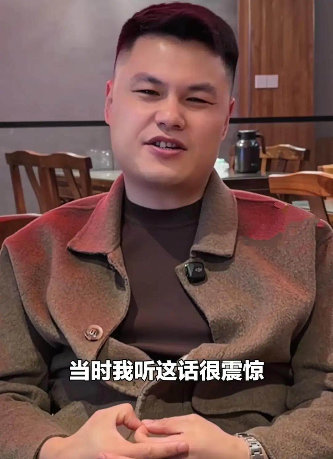 不行了，看到这一幕我眼泪控制不住了。
一个女子带着孩子看病，没钱吃饭了。就去一家