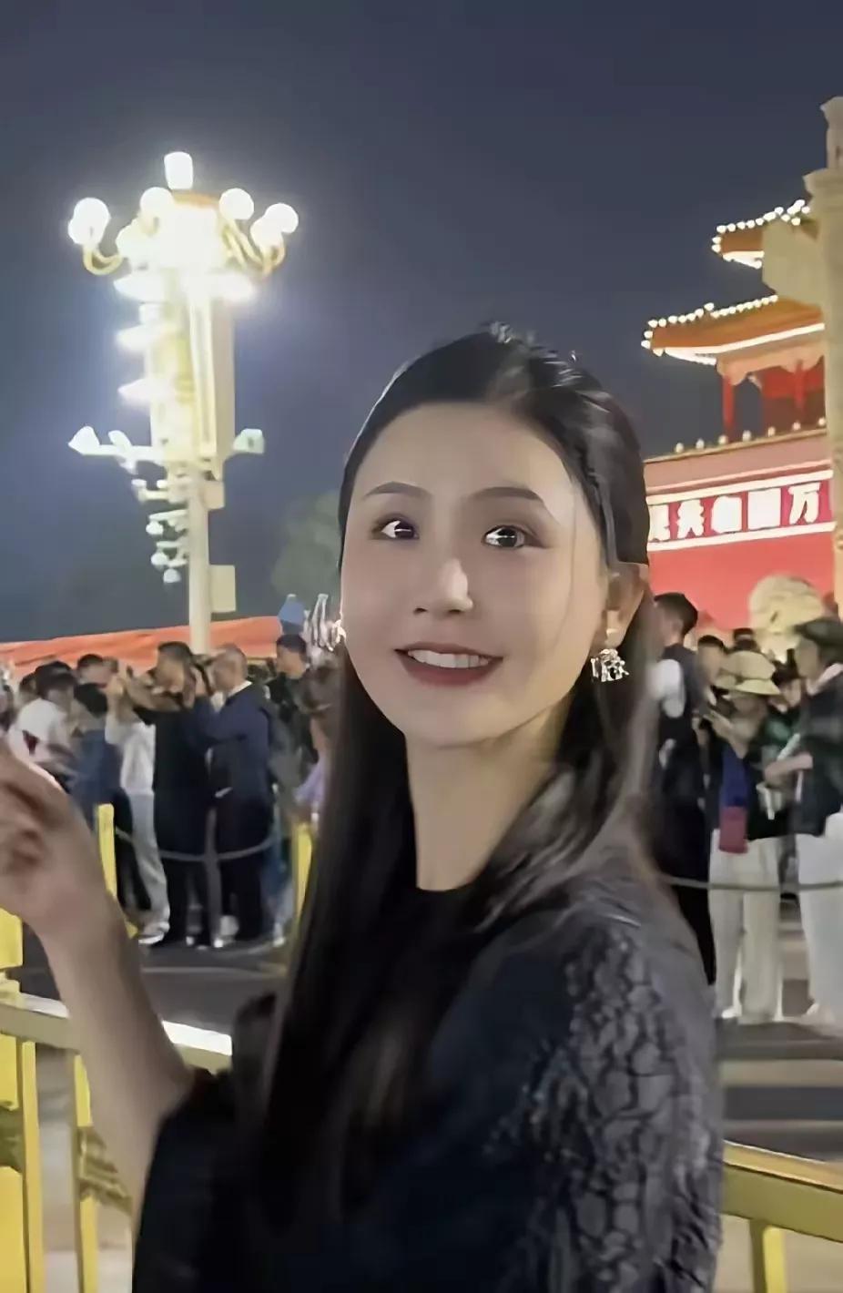 #赖文峰现任妻子楚玲，也是个美女，完全不输任何大美女！有福啦！
 
说起赖文峰，