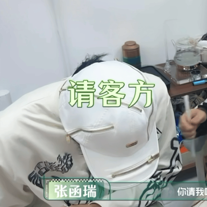 洁肤这个表情明显是没想说，嫂嫂这个表情明显是没想藏。 