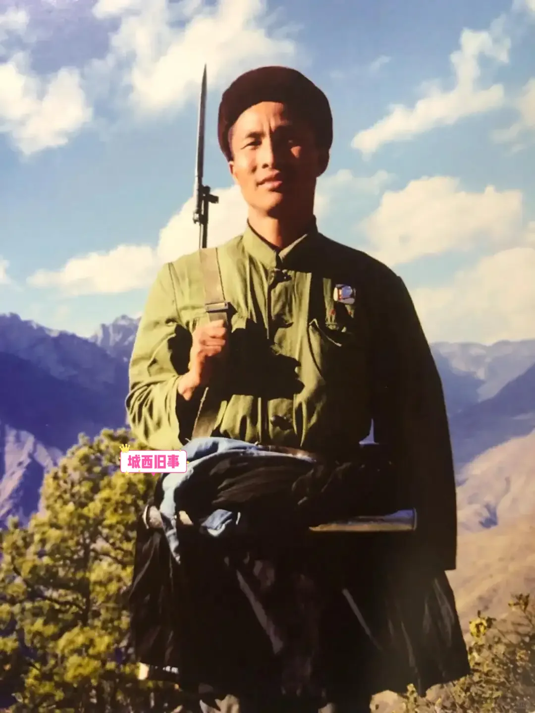 他被称为“雪山雄鹰”，名叫七林旺丹，是云南边境的一名民兵，镜头中他穿着...
