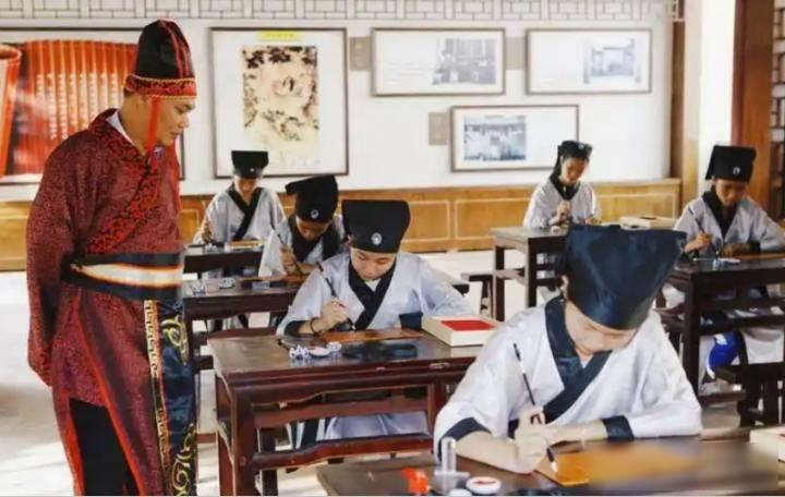 嘉祐二年一家六口进京赶考，发榜之时天下哗然，六人竟然全中进士
1057年汴京贡院