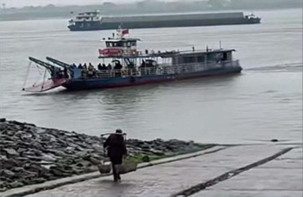 🌧️ 雨中那一抹回头，暖了全网

坐标：江西九江彭泽套口轮渡码头

船已离岸数