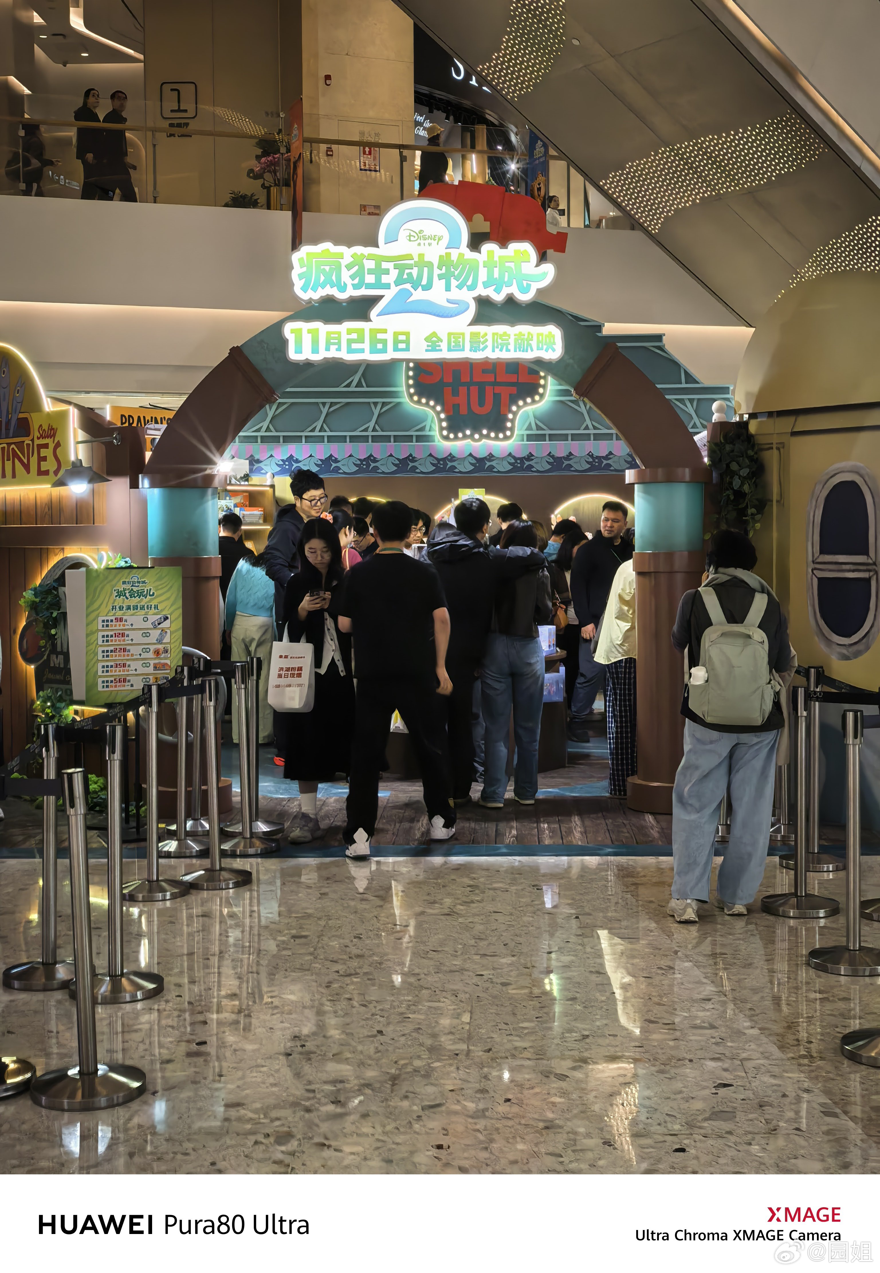 疯狂动物城2是不是要火呀，刚刚商场看到一个快闪店，里面人山人海，结账都要排队，我