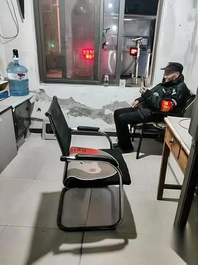 凌晨两点，我路过岗亭。

那抹笑，差点把我看哭。

老师傅对着手机傻乐，屏幕里是