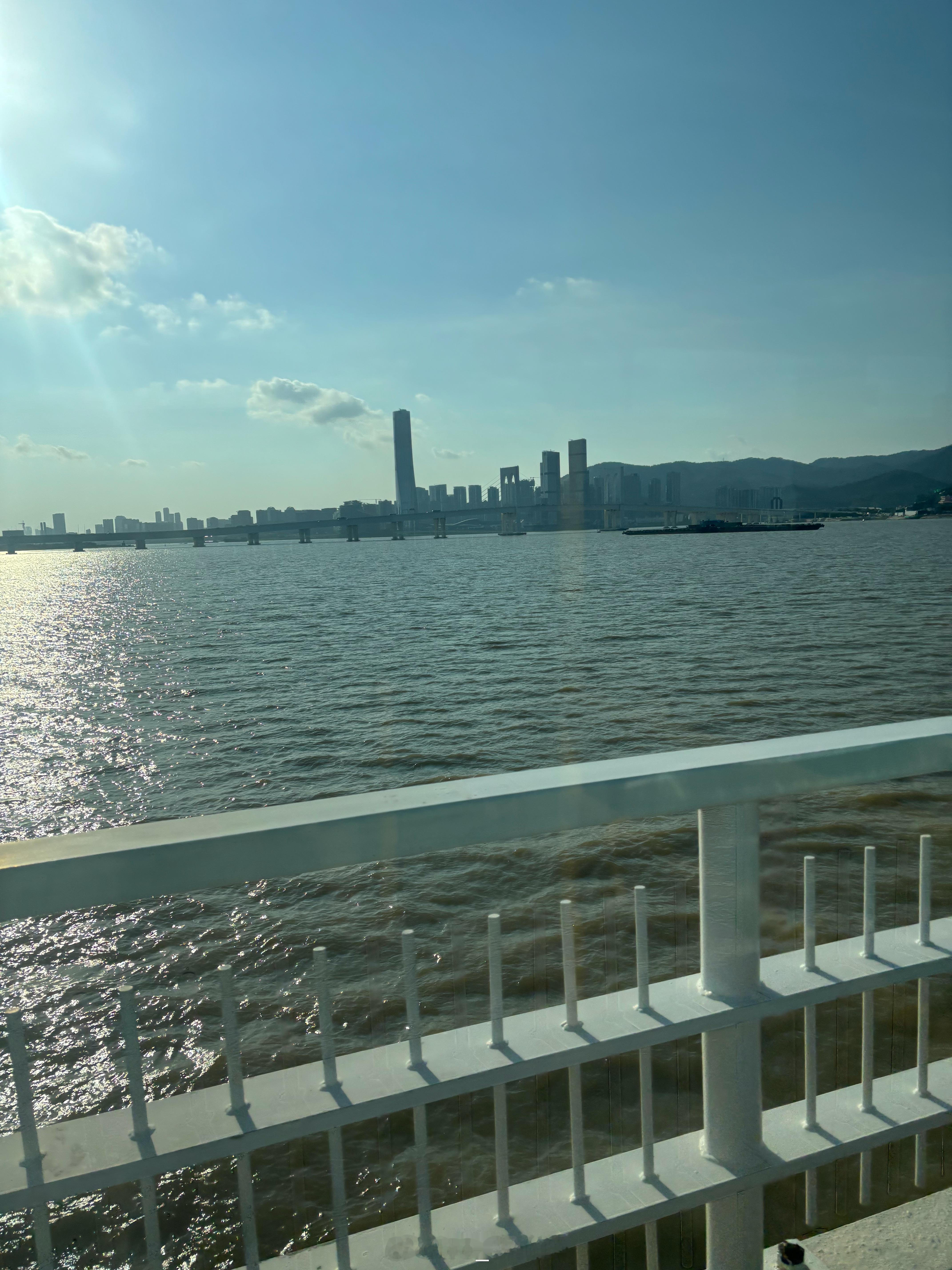这个月去高铁站的次数比lye去机场的次数还多[无聊][无聊] ​​​