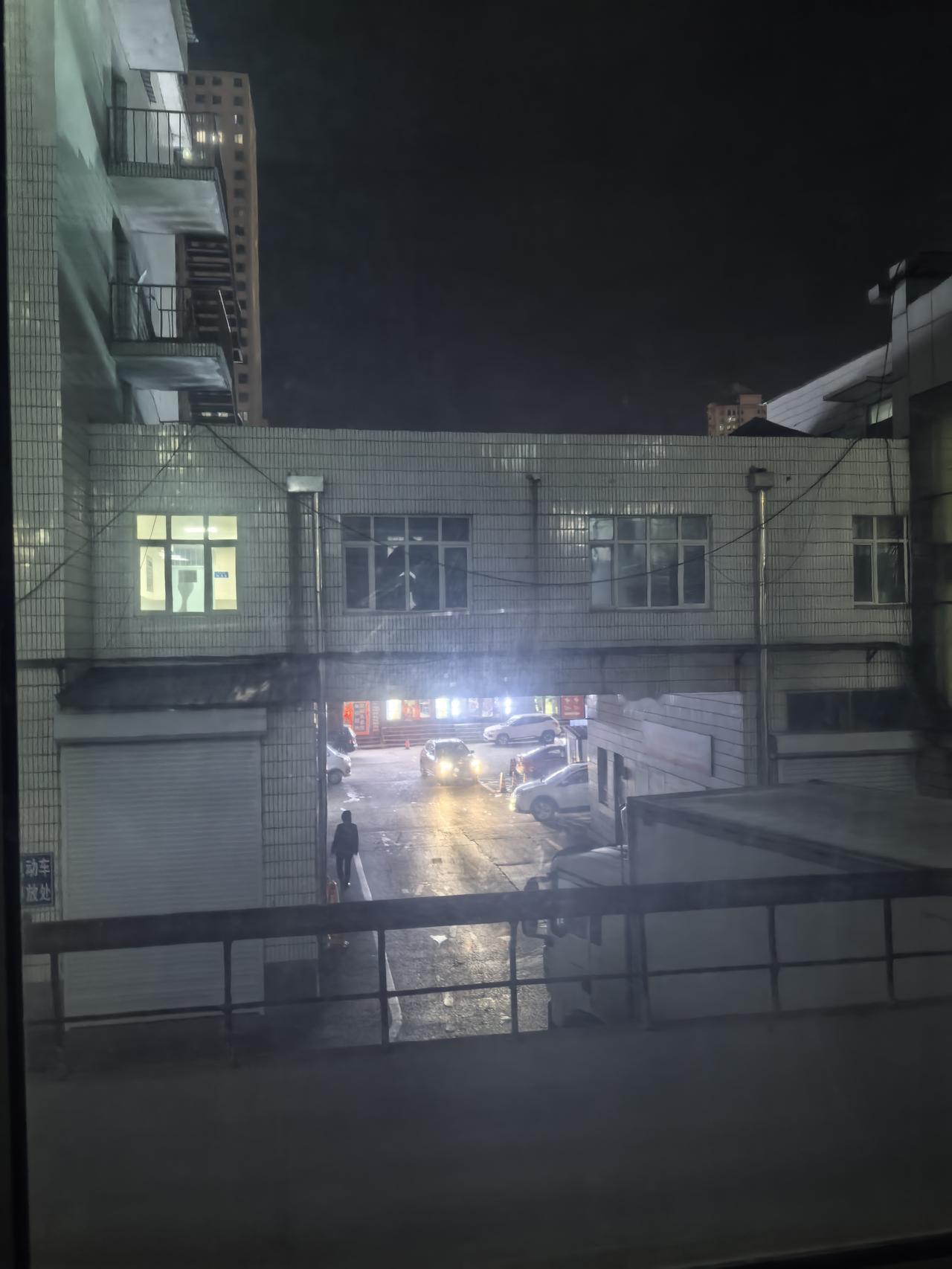 订完机票了，明天飞上海，单位请假了。到了年底工作忙碌，我爸也担心。我赶忙劝他别担