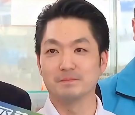 台北市长蒋万安今天会前接受媒体堵访，被问到民进党“立委”王世坚因为称赞他而跟媒体