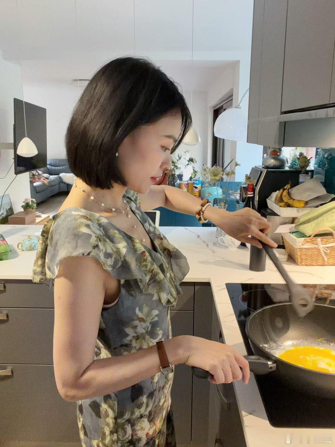 难得做一次饭，不发个朋友圈怎么对得起这碗蛋炒饭嘞？哈哈哈！在德国，如果说最让我痛