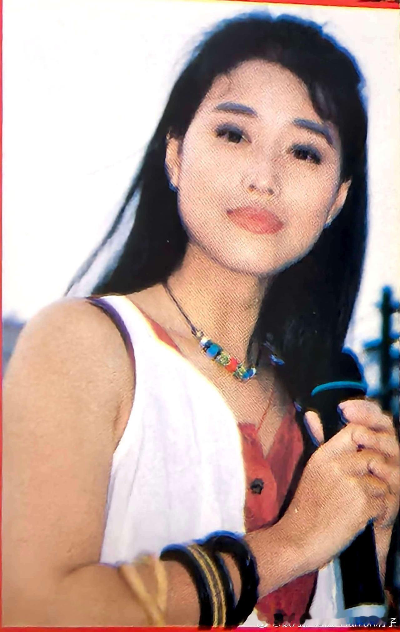 💖看周海媚这组旧照，谁不说一句港风女神的颜值是刻在DNA里的绝绝子！

长发缱