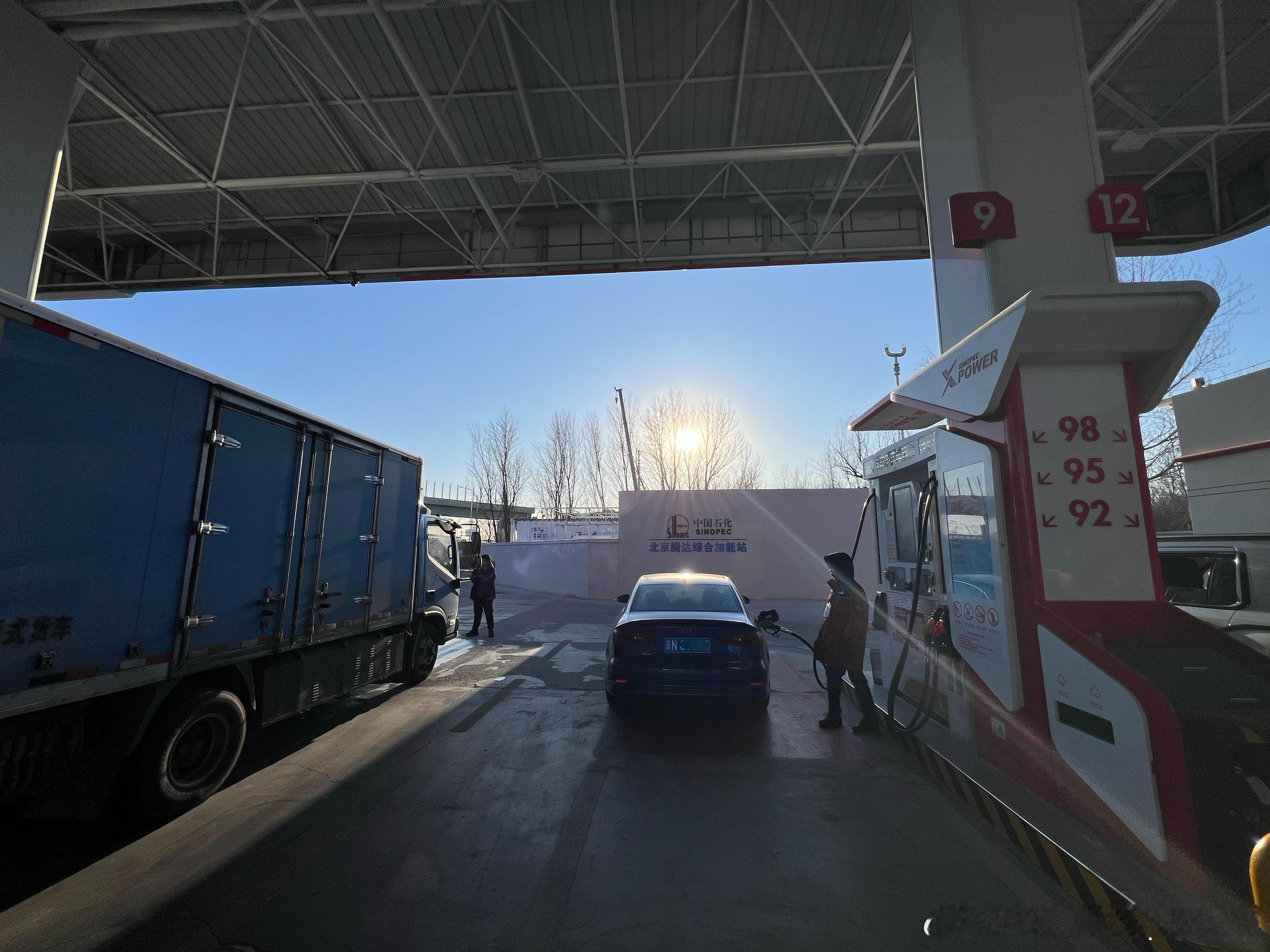 2025年的最后一天了，不管怎么着，油先怼满了。2026年我们一起加油和加电。油