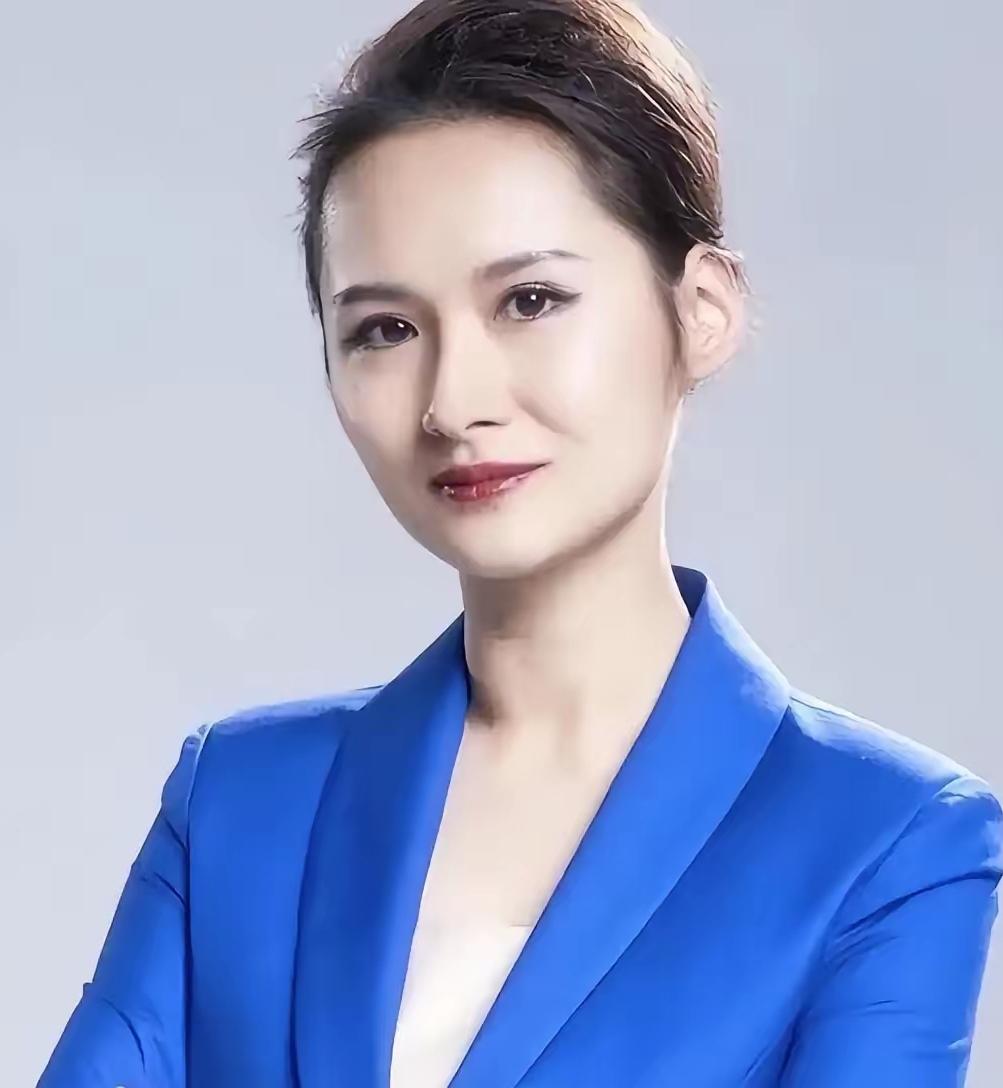 网传陈璇递话筒风波后续：没有被开除，但往期镜头下架、岗位调整，不再安排出镜，遭到