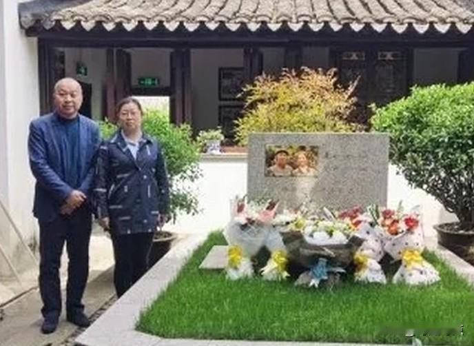 2018年，粟裕长孙粟志军携夫人来到爷爷粟裕、奶奶楚青的合葬墓前祭奠时，留下的一