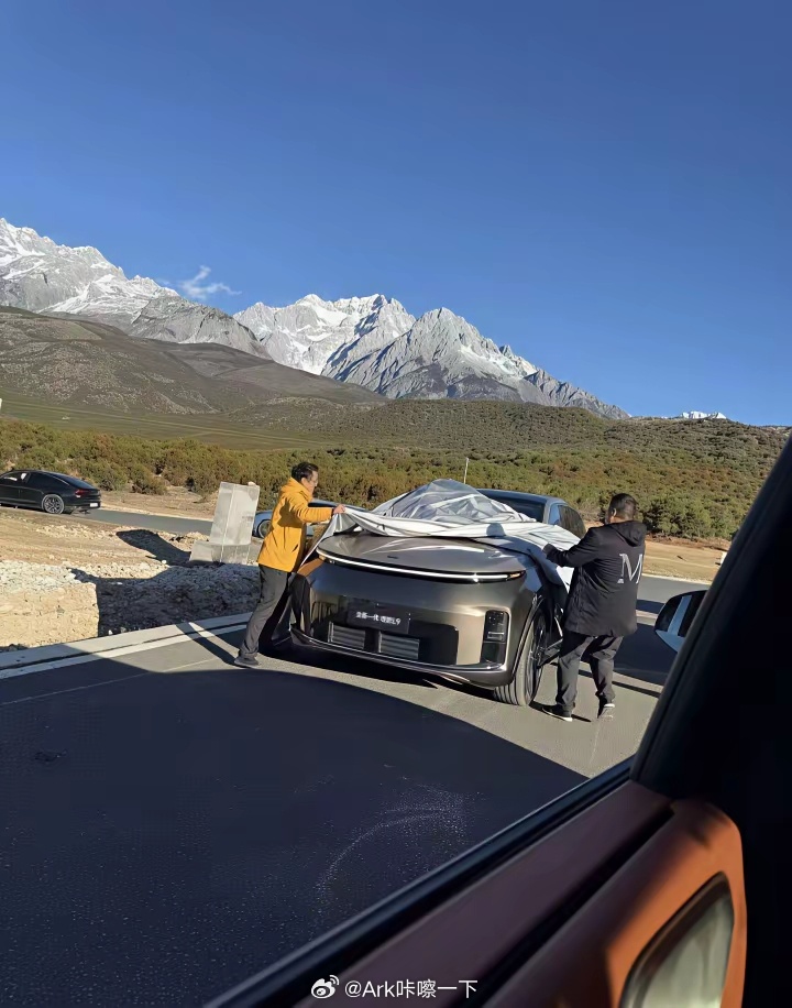 车企都喜欢在玉龙雪山下面拍宣传片或者海报，新款理想L9这不就被逮到了智驾数码团